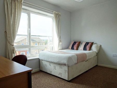 3 bedroom flat to rent - Photo 4