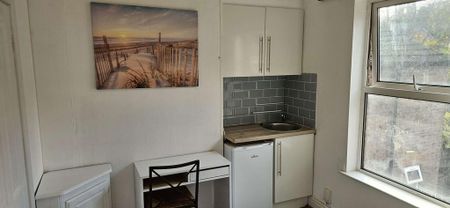 1 bedroom in a house share to rent - Photo 2