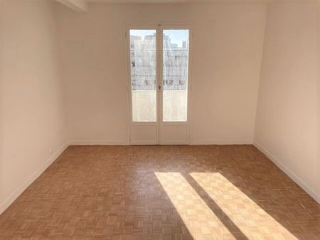 Appartement 3 pièces 68m2 MARSEILLE 3EME 927 euros - Photo 2