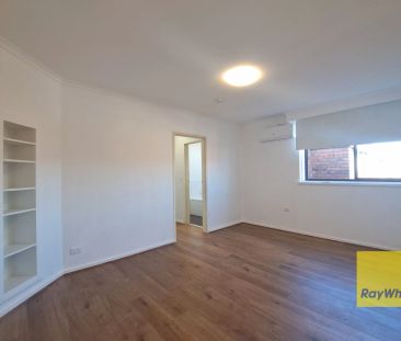 FRESHLY RENOVATED 2 BEDROOM APARTMENT! - Photo 4