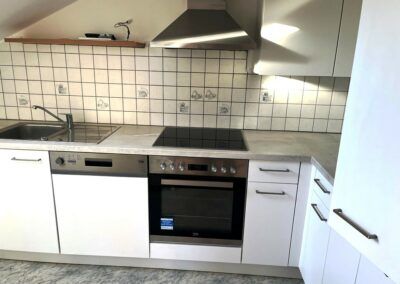 Geräumige 3 Zimmer-Wohnung mit möblierter Küche und Balkon! - Photo 4