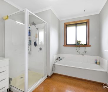 Cosy, updated family home with magnificent views! - Photo 6