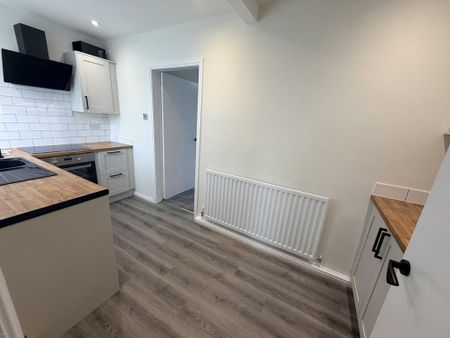 2 bedroom semi-detached house to rent - Photo 5