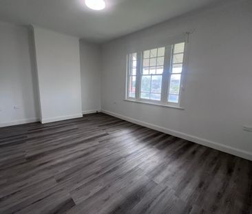 Spacious 3-Bedroom Home with Sunroom and Garden Shed - Photo 3