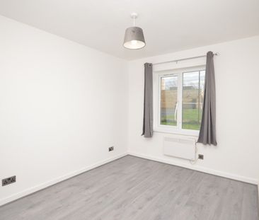 2 Bed Flat, Springfield Court, IG1 - Photo 3
