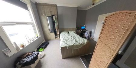 3 bedroom flat to rent - Photo 3