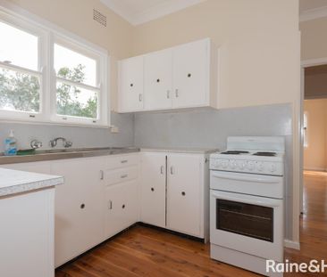 Good sized open plan living dining area with large reverse cycle ai... - Photo 4