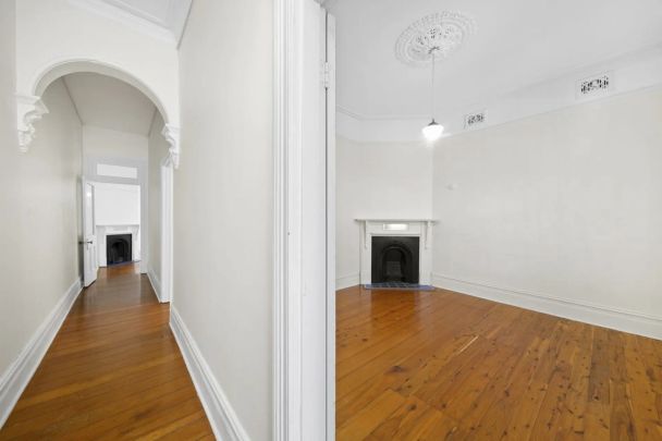 Charming Two-Bedroom Terrace with Sunny Courtyard Oasis in Queens Park - Photo 1