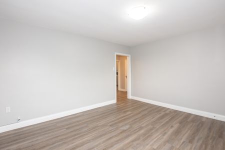 Spacious 2-Bedroom Apartment with Balcony, Laundry, and Parking! - Photo 2