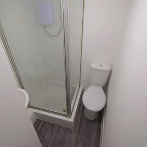 To Let 1 Bed Flat - Photo 2