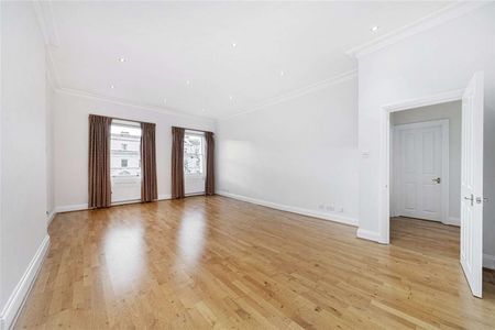 A bright and spacious three bedroom apartment based on the third floor of this impressive period building with lift access and offered on an unfurnished basis. - Photo 2