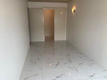 2 Bedroom unit in Bankstown - WALKING DISTANCE TO ALL !!! - Photo 2