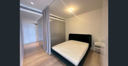 "Modern and Spacious one-bedroom one bath in Central Park" - 3 months lease accept - Photo 2