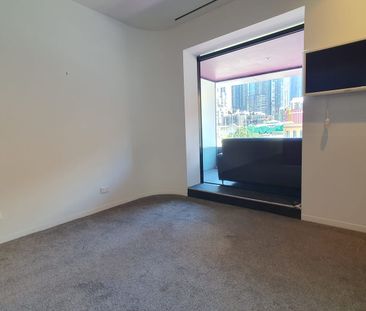 Unique layout with large terrace In Iconic QVII Building - Photo 6