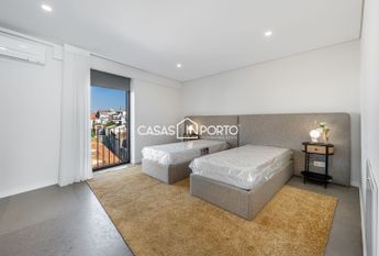 T4 Penthouse de charme com 2 terraços aos Aliados