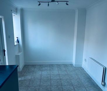 3 bedroom end of terrace house to rent - Photo 3