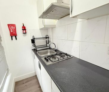 Self contained studio flat close to ilford station- £1000 pcm - Photo 5