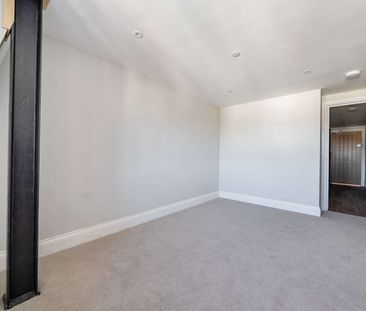 Well-presented one-bedroom apartment with open-plan living and sepa... - Photo 2
