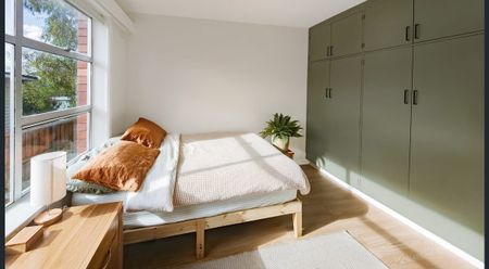 Stylish Renovated Apartment - Photo 5