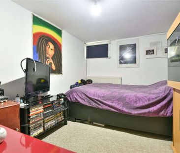 Charming two bedroom cottage with a courtyard garden located in the... - Photo 5