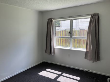 Welcome to 2/4 O’Neill Street, Claudelands, Hamilton – a well-presented property offering comfort and convenience in one of Hamilton’s most sought-after suburbs. - Photo 4