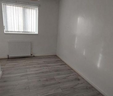 3 bedroom end of terrace house to rent - Photo 2