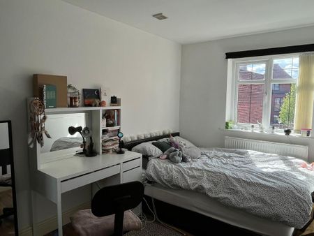 3 bedroom flat to rent - Photo 4