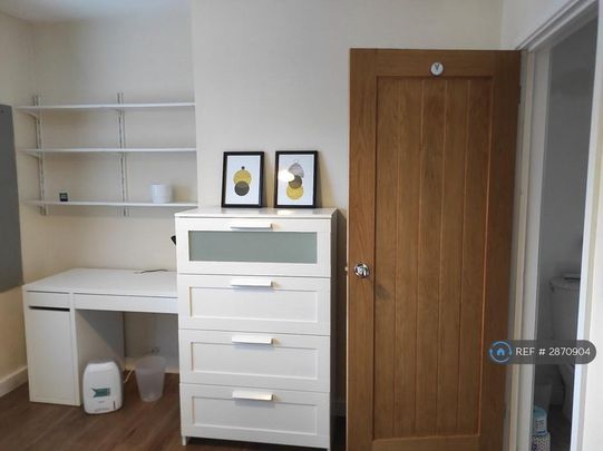 1 bedroom in a house share to rent - Photo 1