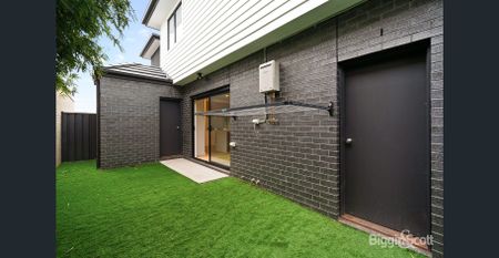 MODERN TOWNHOUSE! - Photo 3