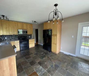 Duplex house with 5 bedroom and 2 bathroom in Varisty, UOC | Calgary - Photo 1