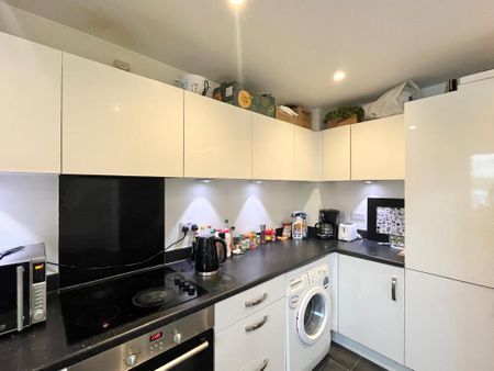 1 bedroom in a house share to rent - Photo 3