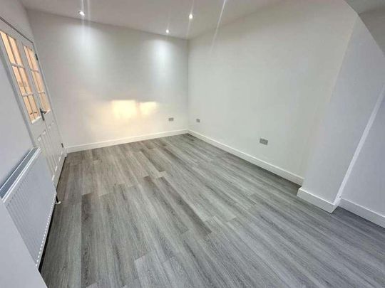 Long Readings Lane, Slough, SL2 - Photo 1