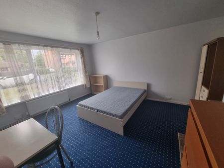 5 Bed Student Accommodation - Photo 4