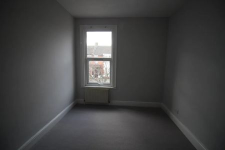 2 Bed Flat, Warwick Gardens, IG1 - Photo 2
