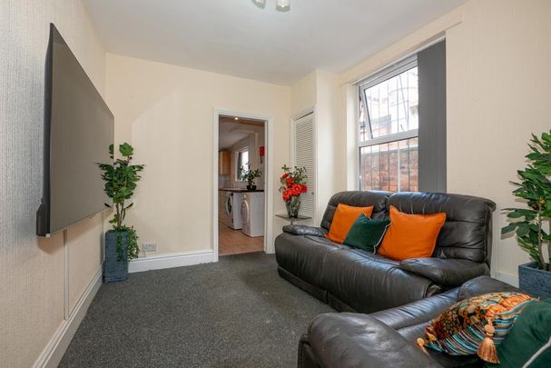 5 bedroom end of terrace house to rent - Photo 1