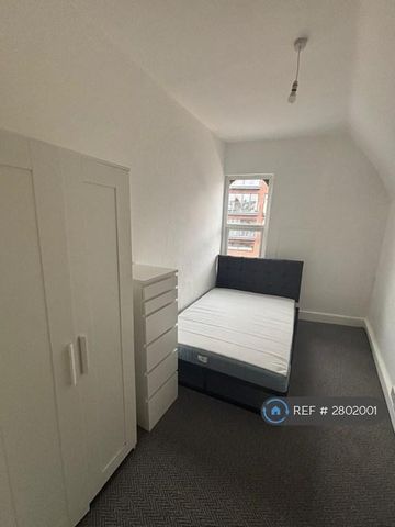 3 bedroom flat to rent - Photo 3