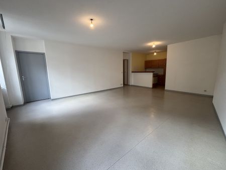 Location Appartement 2 pièces 76m² CHARLIEU 42190 - Photo 4