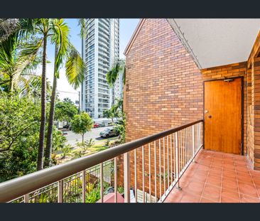 Spacious two-bedroom apartment in Broadbeach - Photo 6