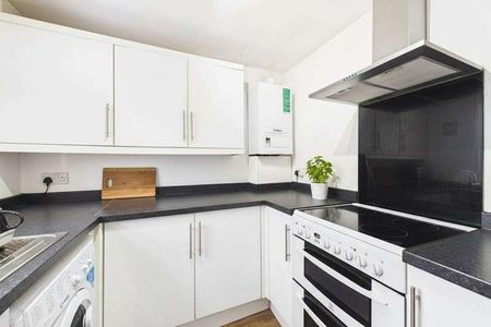 Vale Court, Station Approach, Ash Vale, Aldershot, Surrey, GU12 - Photo 5