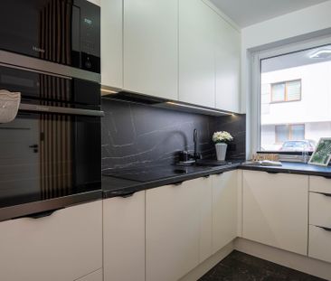 Nowoczesny elegancki segment z ogrodem - Photo 4