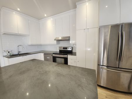 Appartement rénové de 3 chambres à l’étage supérieur d’un duplex – Semi-meublé. - Photo 5