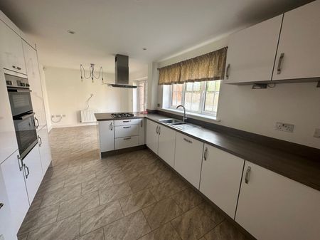 4 bedroom detached house to rent - Photo 2