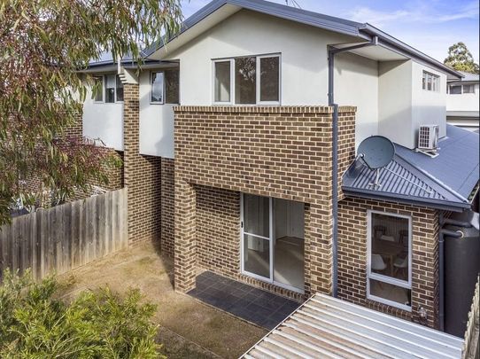 Lovely designer townhouse in the heart of Kilmore - Photo 1