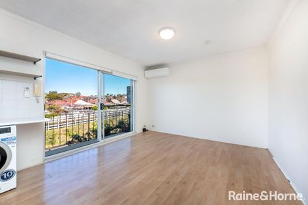 Cosy well presented apartment close to transport - Photo 2