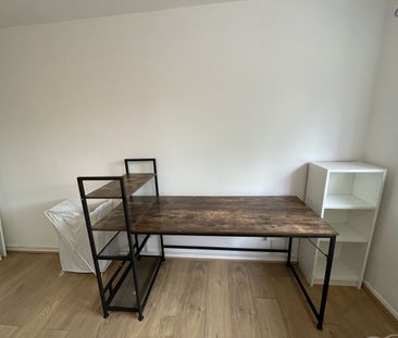 Room in a Shared House, Phoenix Close, E8 - Photo 1