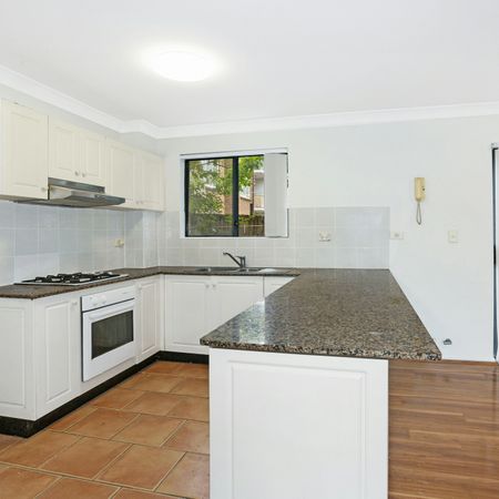 Spacious 3 Bedroom Apartment with Courtyard and Secure Parking - Photo 3