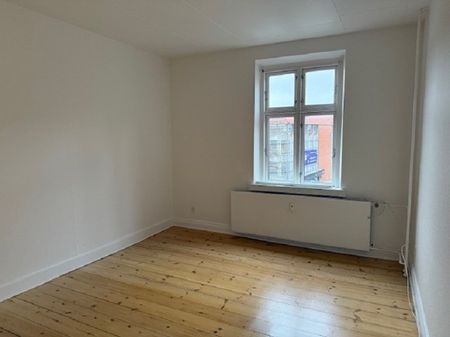 Skøn 3-værelses lejlighed i hjertet af Odense centrum. - Photo 2