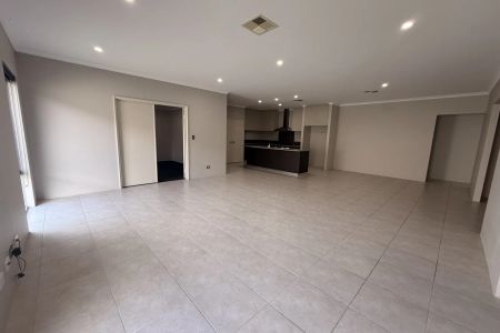 Spacious Coastal Family Living with Side Access - Just 800m to Melros Beach - Photo 2