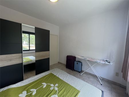 Ruim 2 slaapkamer appartement met terras en garageplaats. - Photo 5