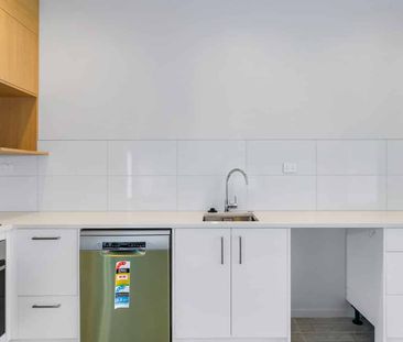 Modern townhouse looking for long term tenants! - Photo 2